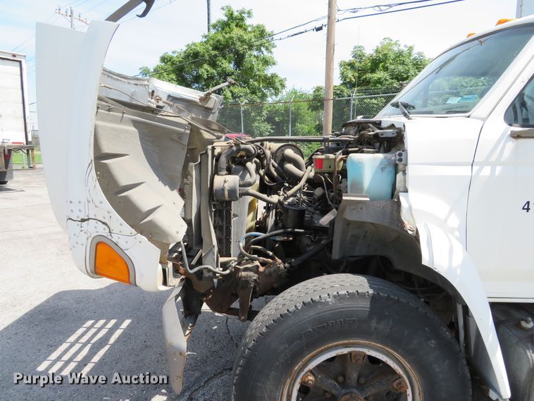 image for item DE8134 1995 Ford F700 box truck
