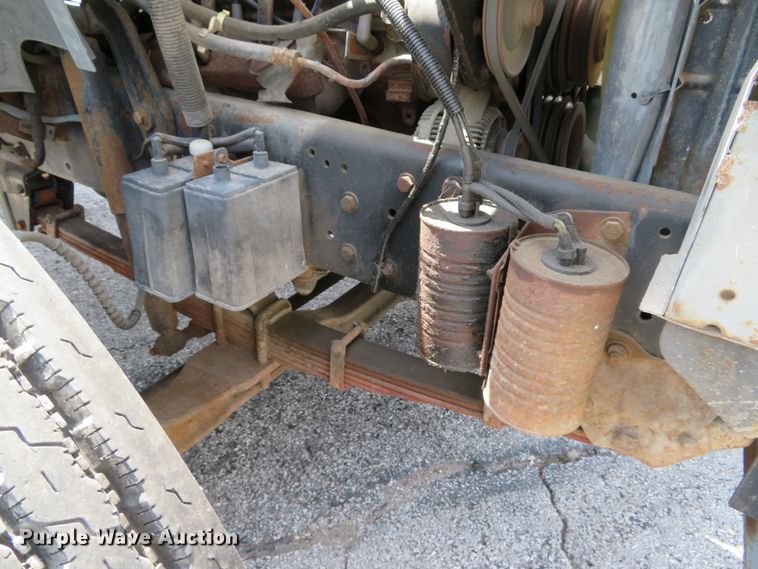 image for item DE8134 1995 Ford F700 box truck