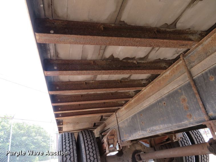 image for item DE8134 1995 Ford F700 box truck