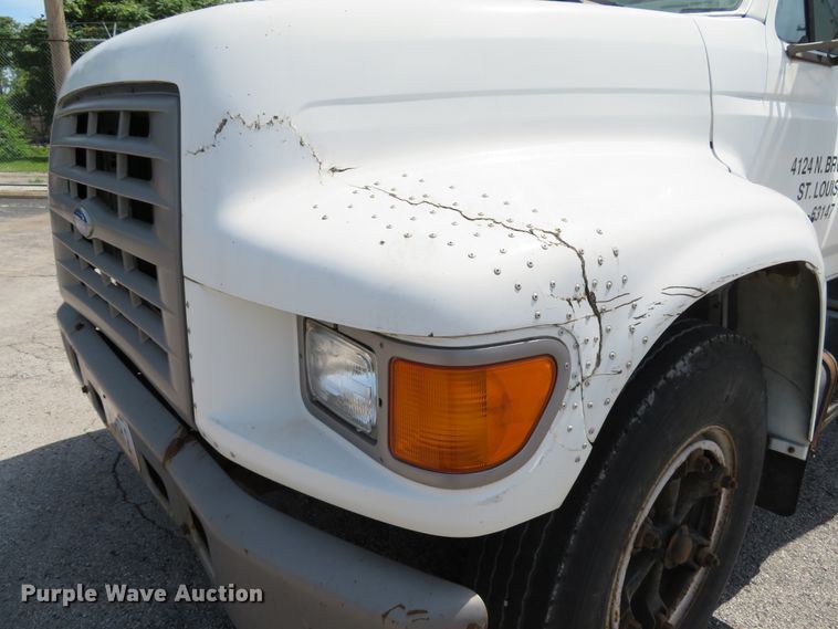 image for item DE8134 1995 Ford F700 box truck