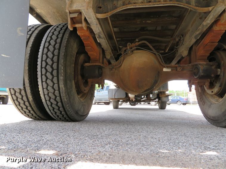 image for item DE8134 1995 Ford F700 box truck