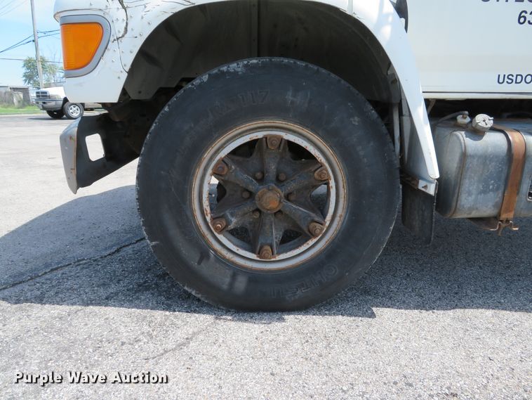 image for item DE8134 1995 Ford F700 box truck