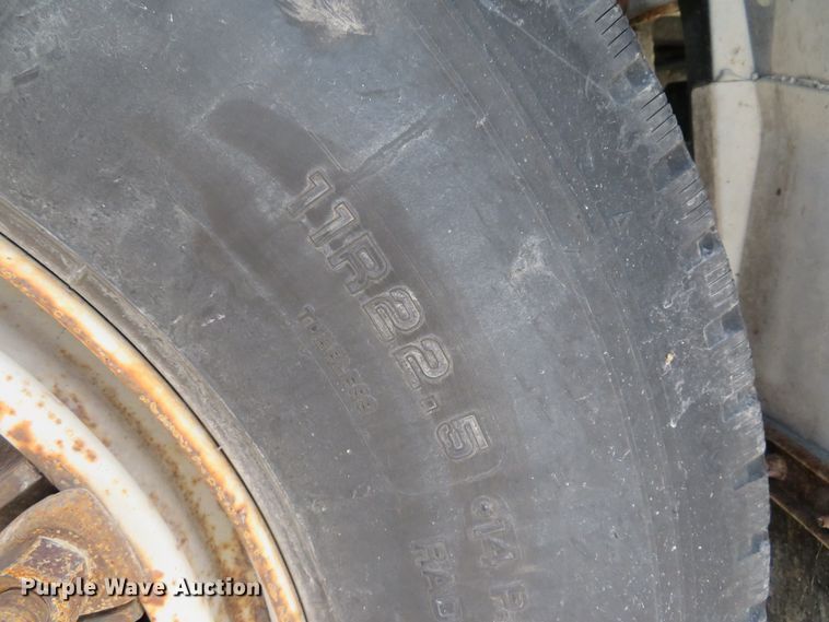 image for item DE8134 1995 Ford F700 box truck