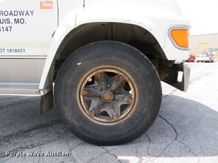 image for item DE8134 1995 Ford F700 box truck