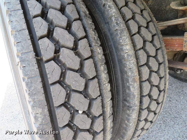 image for item DE8134 1995 Ford F700 box truck