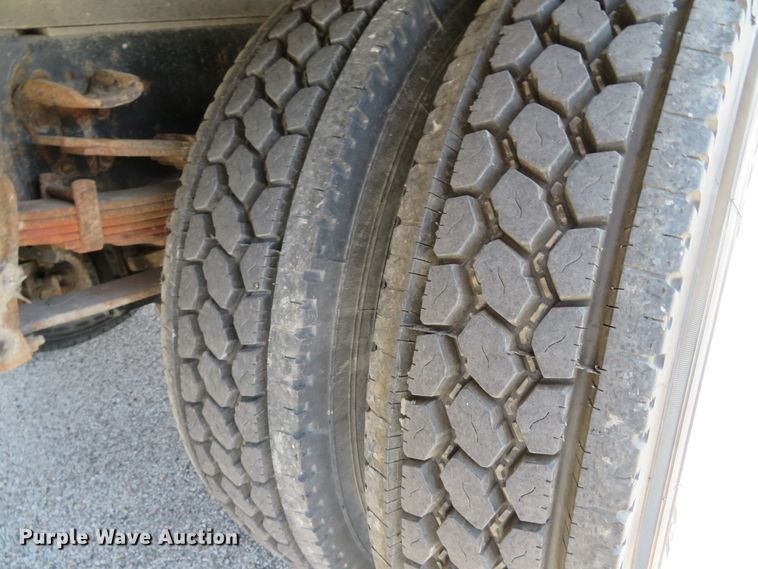 image for item DE8134 1995 Ford F700 box truck