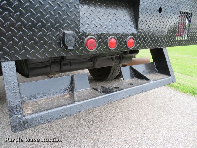 image for item DE8159 2004 Ford F550 Super Duty XL flatbed truck