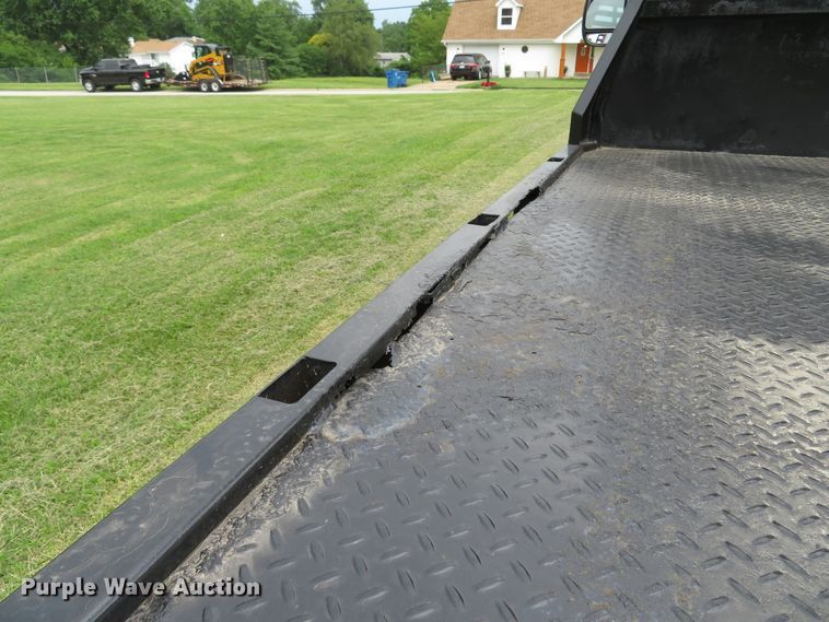 image for item DE8159 2004 Ford F550 Super Duty XL flatbed truck