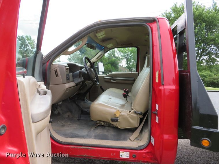 image for item DE8159 2004 Ford F550 Super Duty XL flatbed truck
