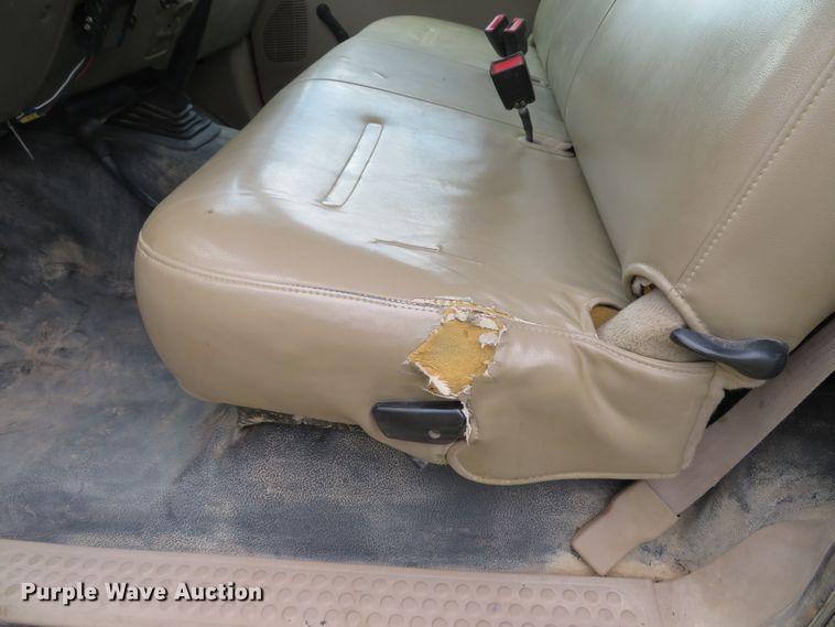 image for item DE8159 2004 Ford F550 Super Duty XL flatbed truck