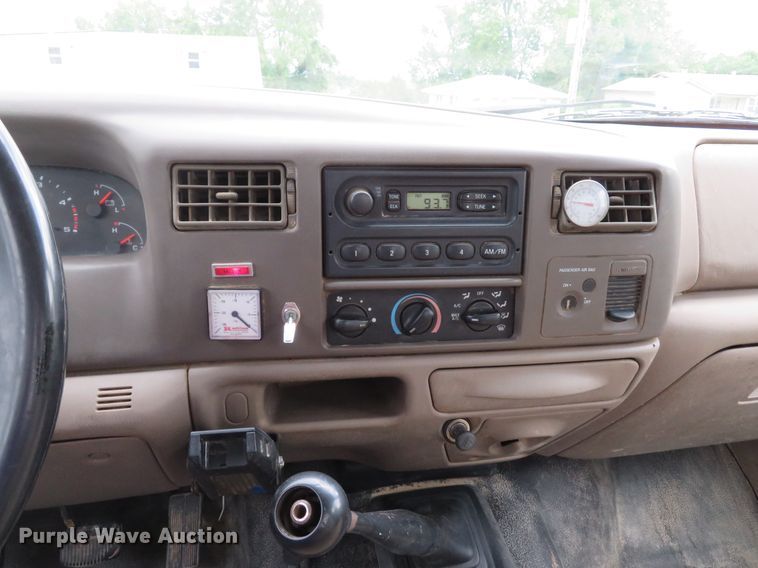 image for item DE8159 2004 Ford F550 Super Duty XL flatbed truck