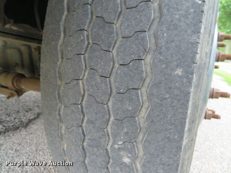 image for item DE8159 2004 Ford F550 Super Duty XL flatbed truck