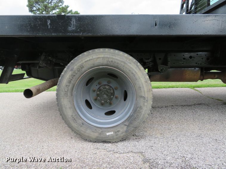 image for item DE8159 2004 Ford F550 Super Duty XL flatbed truck