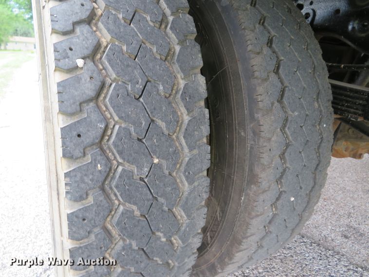 image for item DE8159 2004 Ford F550 Super Duty XL flatbed truck