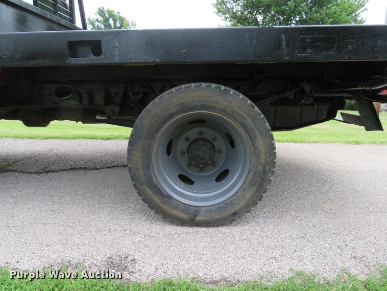 image for item DE8159 2004 Ford F550 Super Duty XL flatbed truck