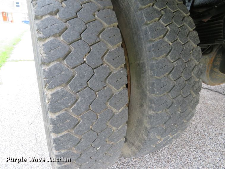 image for item DE8159 2004 Ford F550 Super Duty XL flatbed truck