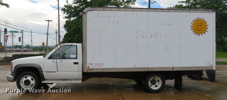 image for item DE8172 1992 Chevrolet C3500HD box truck