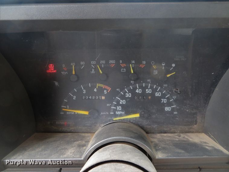 image for item DE8172 1992 Chevrolet C3500HD box truck