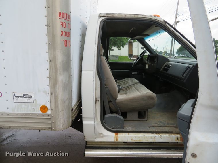 image for item DE8172 1992 Chevrolet C3500HD box truck