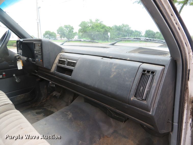 image for item DE8172 1992 Chevrolet C3500HD box truck