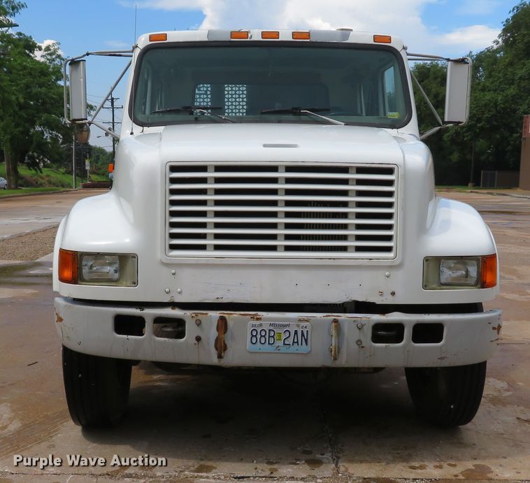 image for item DE8173 1998 International 4700 flatbed truck