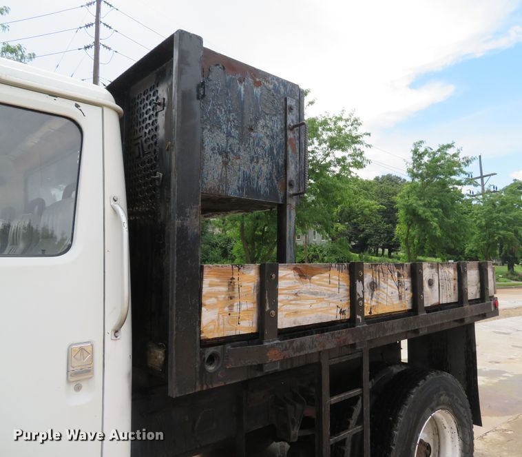 image for item DE8173 1998 International 4700 flatbed truck