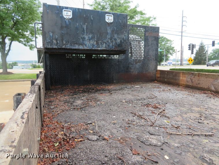 image for item DE8173 1998 International 4700 flatbed truck