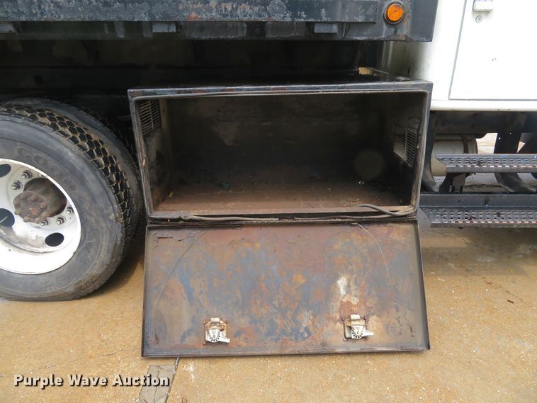 image for item DE8173 1998 International 4700 flatbed truck