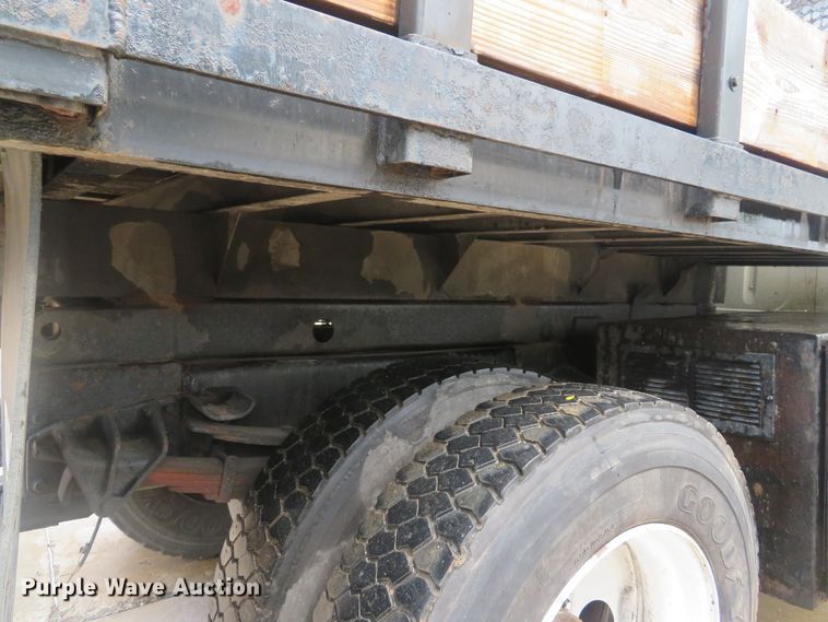 image for item DE8173 1998 International 4700 flatbed truck