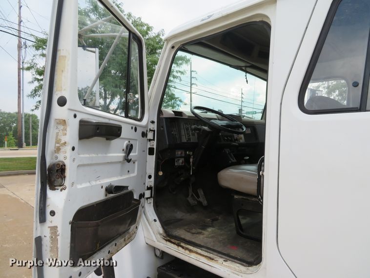 image for item DE8173 1998 International 4700 flatbed truck