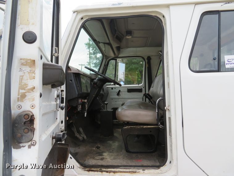 image for item DE8173 1998 International 4700 flatbed truck