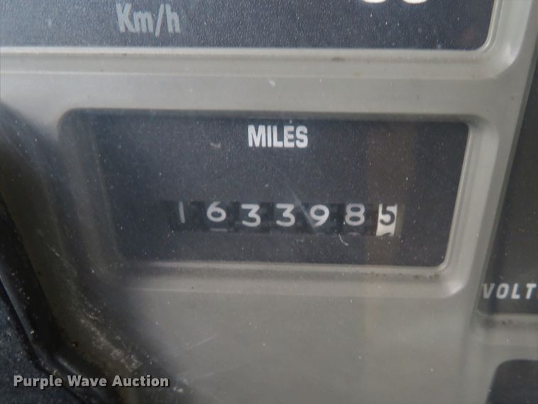 image for item DE8173 1998 International 4700 flatbed truck