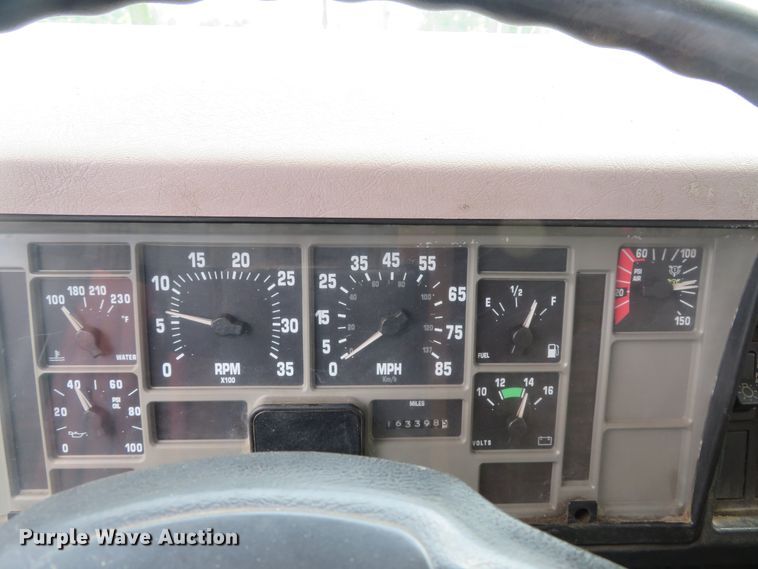 image for item DE8173 1998 International 4700 flatbed truck