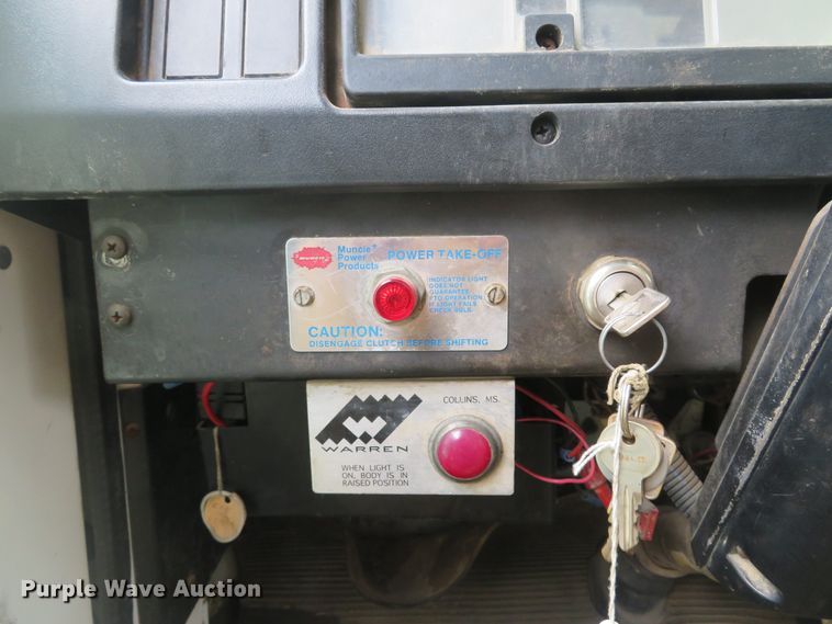 image for item DE8173 1998 International 4700 flatbed truck