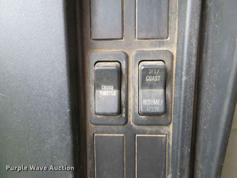 image for item DE8173 1998 International 4700 flatbed truck