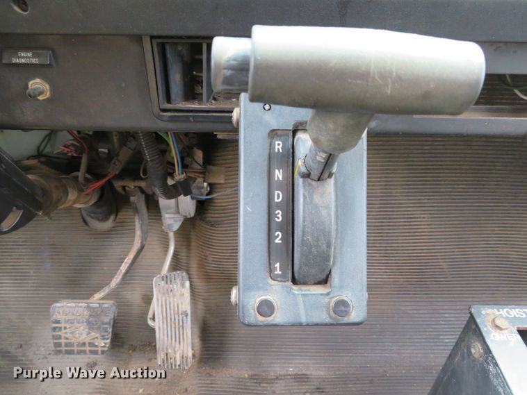 image for item DE8173 1998 International 4700 flatbed truck