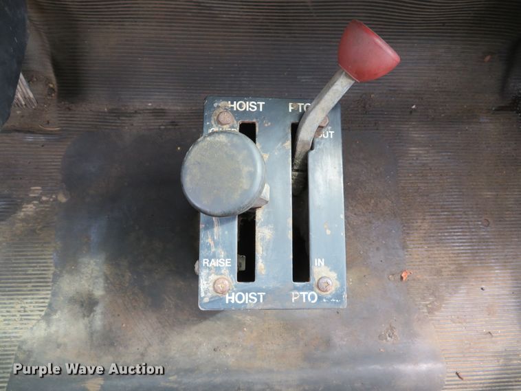 image for item DE8173 1998 International 4700 flatbed truck