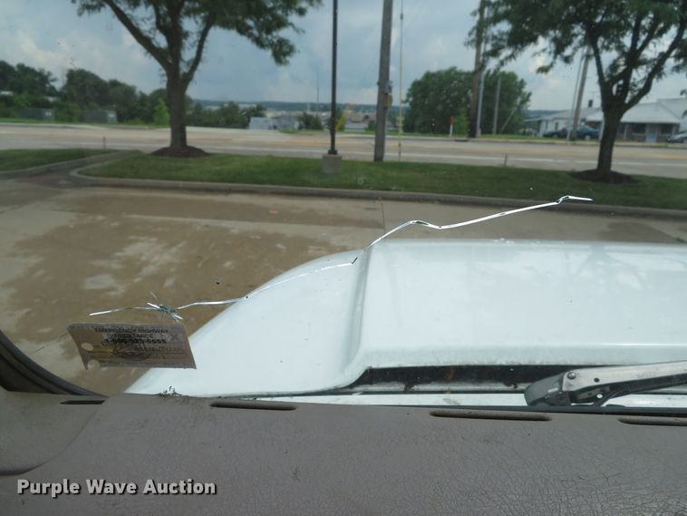 image for item DE8173 1998 International 4700 flatbed truck