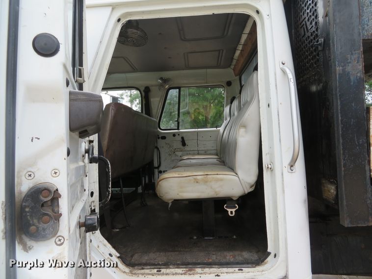 image for item DE8173 1998 International 4700 flatbed truck