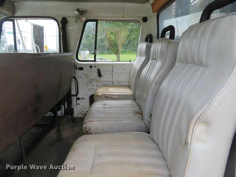 image for item DE8173 1998 International 4700 flatbed truck