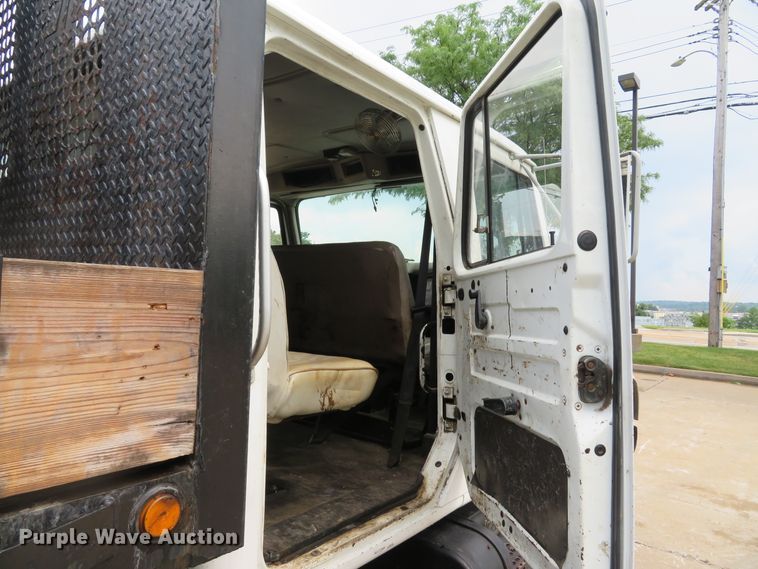 image for item DE8173 1998 International 4700 flatbed truck