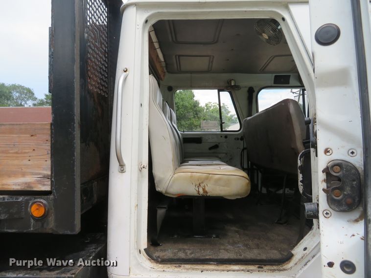 image for item DE8173 1998 International 4700 flatbed truck