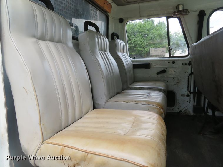 image for item DE8173 1998 International 4700 flatbed truck