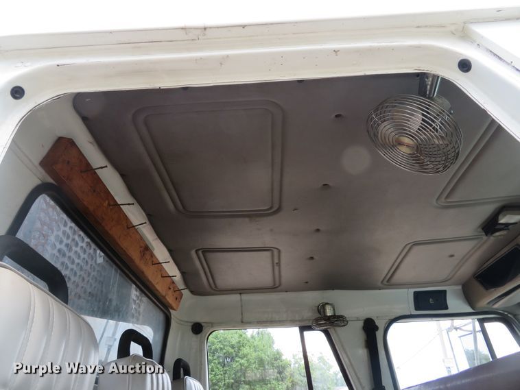 image for item DE8173 1998 International 4700 flatbed truck