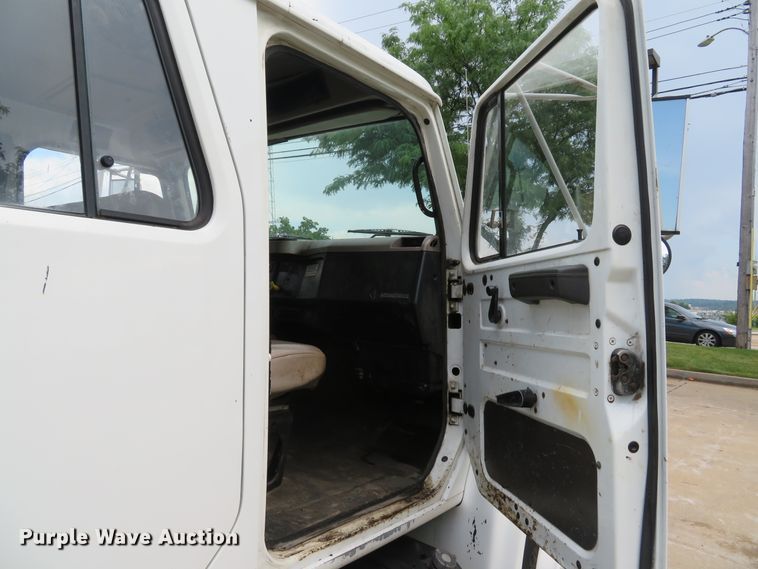 image for item DE8173 1998 International 4700 flatbed truck