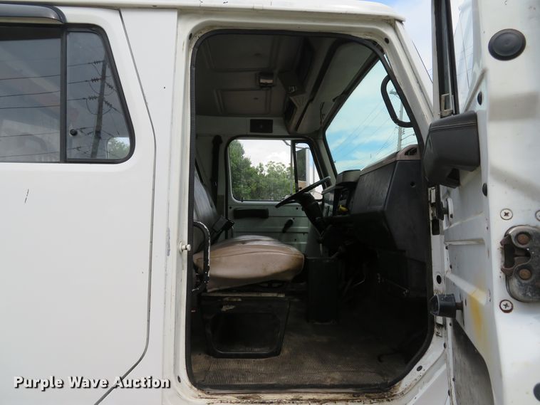 image for item DE8173 1998 International 4700 flatbed truck