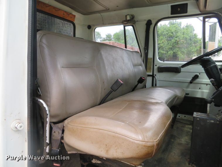 image for item DE8173 1998 International 4700 flatbed truck