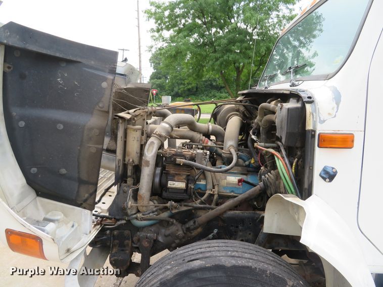 image for item DE8173 1998 International 4700 flatbed truck