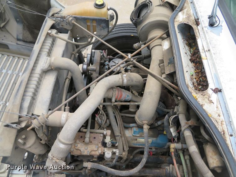 image for item DE8173 1998 International 4700 flatbed truck