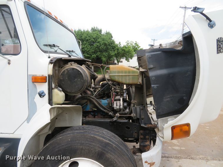 image for item DE8173 1998 International 4700 flatbed truck